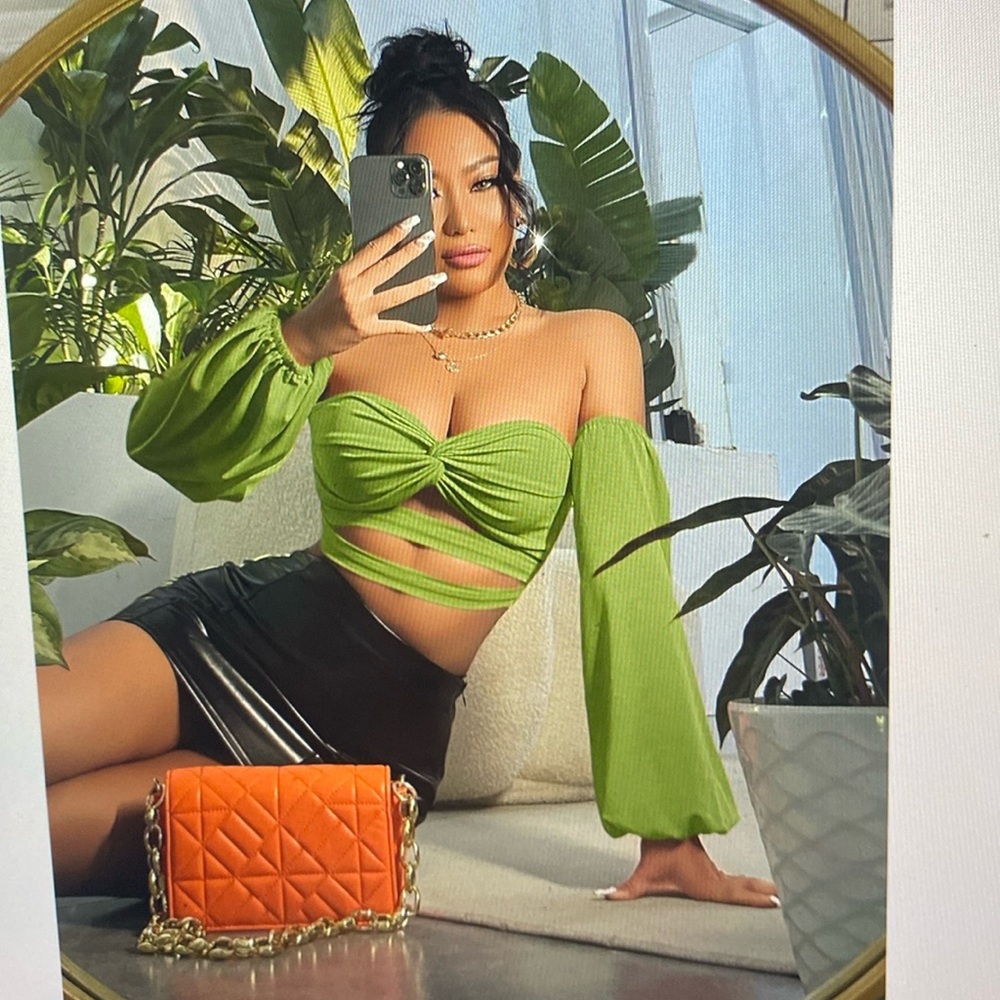 Off shoulder twisted front crop top NWOT - Picture 2 of 3